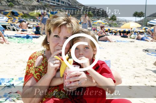Gran Canaria Las Palmas 9 juli 2012
Marianne Weber zoon en kleinzoon bij de strandtent op Gran Canaria.
Peter Smulders bv