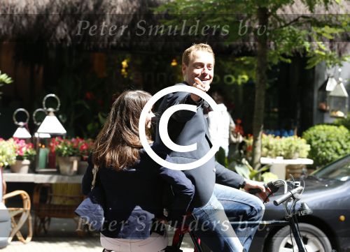 Amsterdam 20 juli 2012
Mark v Eeuwen met zijn nieuwe vriendin op de fiets.
Peter Smulders bv