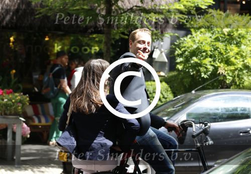 Amsterdam 20 juli 2012
Mark v Eeuwen met zijn nieuwe vriendin op de fiets.
Peter Smulders bv