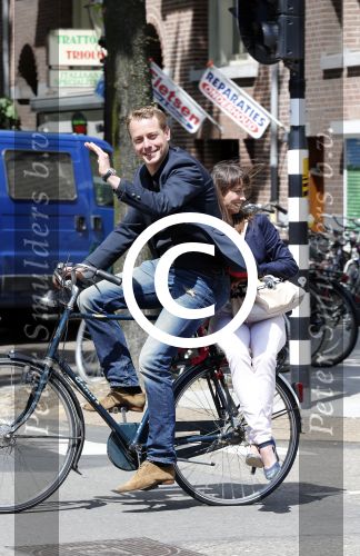 Amsterdam 20 juli 2012
Mark v Eeuwen met zijn nieuwe vriendin op de fiets.
Peter Smulders bv