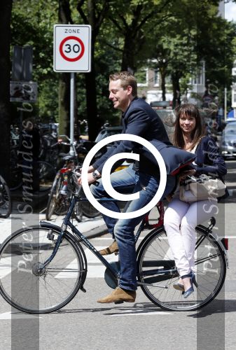Amsterdam 20 juli 2012
Mark v Eeuwen met zijn nieuwe vriendin op de fiets.
Peter Smulders bv