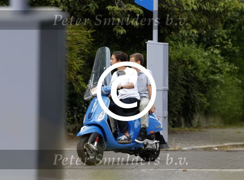 Amstelveen Amsterdam 19 juni 2012
Ruud Gullit en Estelle Cruijff gaan naar de diploma uitreiking van hun zoon op de internationale School Amsterdam. Ruud komt met zijn porsche cabrio. Maxime achter op vespa scooter
Peter Smulders bv