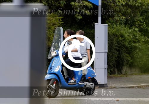 Amstelveen Amsterdam 19 juni 2012
Ruud Gullit en Estelle Cruijff gaan naar de diploma uitreiking van hun zoon op de internationale School Amsterdam. Ruud komt met zijn porsche cabrio. Maxime achter op vespa scooter
Peter Smulders bv