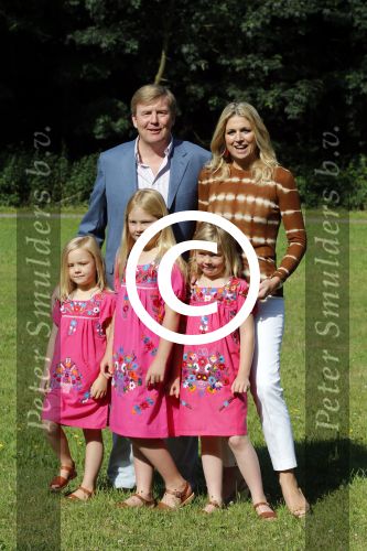 Wassenaar 7 juli 2012
Fotosessie met Prins Willem Alexander prinses Maxima Alexia Ariane en Amalia op landgoed de horsten.
Peter Smulder bv