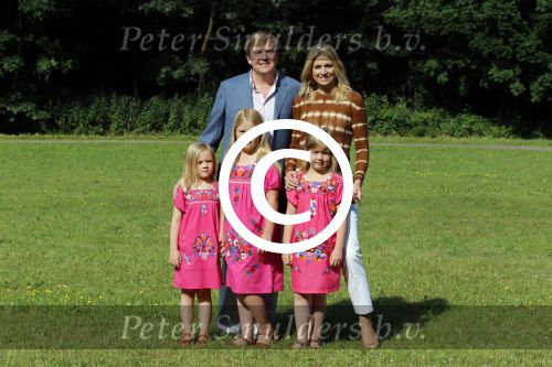 Wassenaar 7 juli 2012
Fotosessie met Prins Willem Alexander prinses Maxima Alexia Ariane en Amalia op landgoed de horsten.
Peter Smulder bv