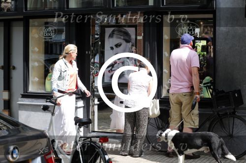 Amsterdam 28 juli 2012
Menno Kohler en zijn vriendin Florine kijken naar ringen voor hun trouwerij op de cornelis schuytstraat.
Peter Smulders bv