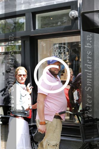 Amsterdam 28 juli 2012
Menno Kohler en zijn vriendin Florine kijken naar ringen voor hun trouwerij op de cornelis schuytstraat.
Peter Smulders bv