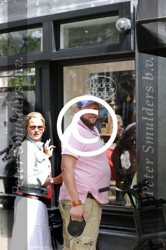 Amsterdam 28 juli 2012
Menno Kohler en zijn vriendin Florine kijken naar ringen voor hun trouwerij op de cornelis schuytstraat.
Peter Smulders bv