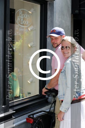 Amsterdam 28 juli 2012
Menno Kohler en zijn vriendin Florine kijken naar ringen voor hun trouwerij op de cornelis schuytstraat.
Peter Smulders bv