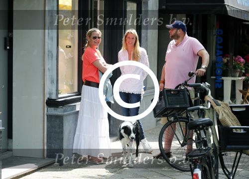 Amsterdam 28 juli 2012
Menno Kohler en zijn vriendin Florine kijken naar ringen voor hun trouwerij op de cornelis schuytstraat.
Peter Smulders bv