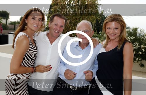 St Tropez 3 augustus 2012
Jan des Bouvrie viert zijn 70e verjaardag thuis bij hem in St Tropez. Michiel Mol met vriendin Marloes Mens en Jan Mol met zijn vriendin
Peter Smulders bv