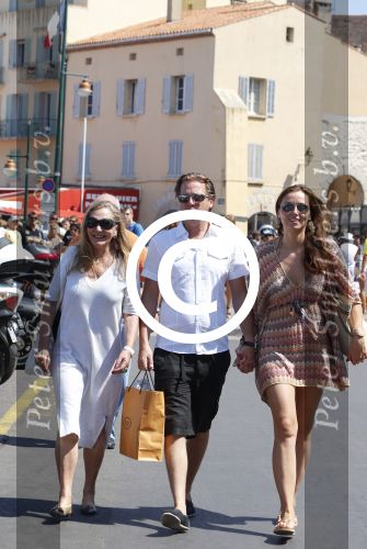 St Tropez 4 augustus 2012
Feestje van Michiel Mol voor zijn 43e verjaardag. Aanwezig oa Harrie Mens met zijn dochters Noor Suze Marloes en Sarah. Ook de ouders van Michiel Jan en ... zijn aanwezig . 
Peter Smulders bv
