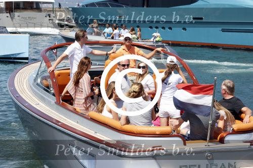 St Tropez 4 augustus 2012
Feestje van Michiel Mol voor zijn 43e verjaardag. Aanwezig oa Harrie Mens met zijn dochters Noor Suze Marloes en Sarah. Ook de ouders van Michiel Jan en ... zijn aanwezig . 
Peter Smulders bv