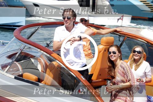 St Tropez 4 augustus 2012
Feestje van Michiel Mol voor zijn 43e verjaardag. Aanwezig oa Harrie Mens met zijn dochters Noor Suze Marloes en Sarah. Ook de ouders van Michiel Jan en ... zijn aanwezig . 
Peter Smulders bv