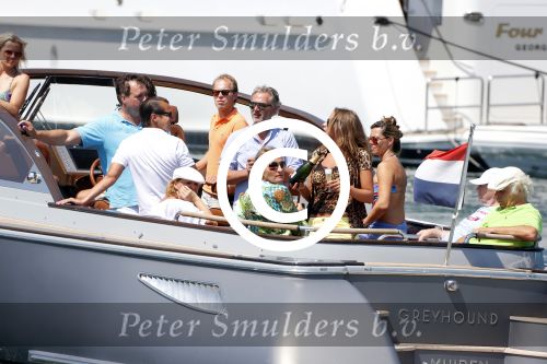 St Tropez 4 augustus 2012
Feestje van Michiel Mol voor zijn 43e verjaardag. Aanwezig oa Harrie Mens met zijn dochters Noor Suze Marloes en Sarah. Ook de ouders van Michiel Jan en ... zijn aanwezig . 
Peter Smulders bv