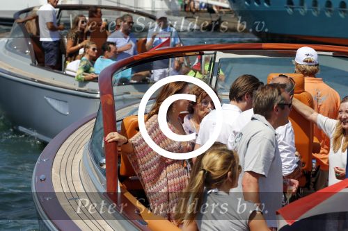 St Tropez 4 augustus 2012
Feestje van Michiel Mol voor zijn 43e verjaardag. Aanwezig oa Harrie Mens met zijn dochters Noor Suze Marloes en Sarah. Ook de ouders van Michiel Jan en ... zijn aanwezig . 
Peter Smulders bv