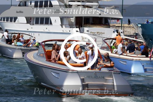 St Tropez 4 augustus 2012
Feestje van Michiel Mol voor zijn 43e verjaardag. Aanwezig oa Harrie Mens met zijn dochters Noor Suze Marloes en Sarah. Ook de ouders van Michiel Jan en ... zijn aanwezig . 
Peter Smulders bv