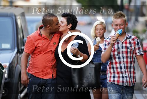 Zaltbommel 25 juli 2012
Mohammed met zijn nieuwe vriendin Patricia en haar kinderen.
Peter Smulders bv