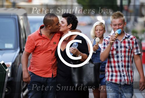 Zaltbommel 25 juli 2012
Mohammed met zijn nieuwe vriendin Patricia en haar kinderen.
Peter Smulders bv