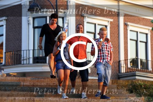 Zaltbommel 25 juli 2012
Mohammed met zijn nieuwe vriendin Patricia en haar kinderen.
Peter Smulders bv