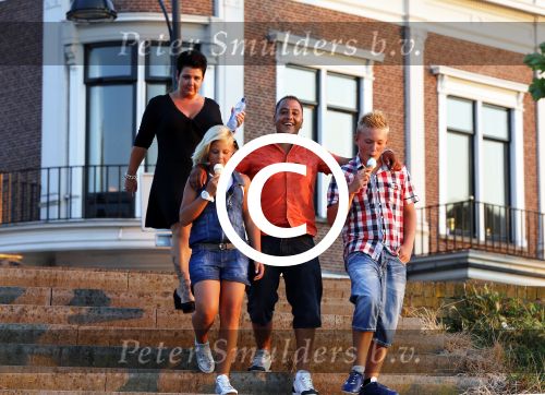 Zaltbommel 25 juli 2012
Mohammed met zijn nieuwe vriendin Patricia en haar kinderen.
Peter Smulders bv
