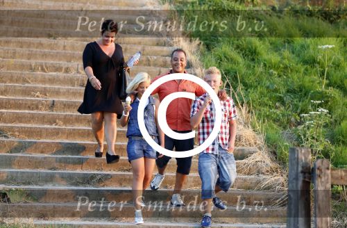 Zaltbommel 25 juli 2012
Mohammed met zijn nieuwe vriendin Patricia en haar kinderen.
Peter Smulders bv
