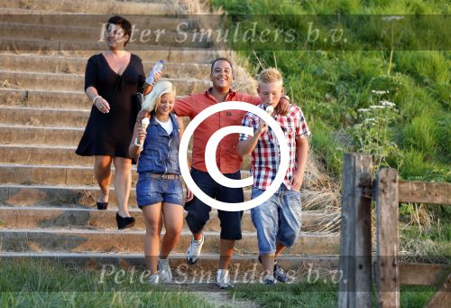 Zaltbommel 25 juli 2012
Mohammed met zijn nieuwe vriendin Patricia en haar kinderen.
Peter Smulders bv