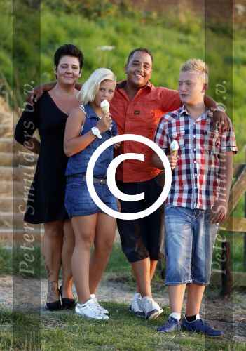 Zaltbommel 25 juli 2012
Mohammed met zijn nieuwe vriendin Patricia en haar kinderen.
Peter Smulders bv