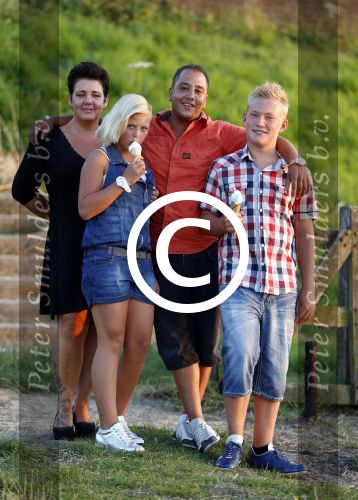 Zaltbommel 25 juli 2012
Mohammed met zijn nieuwe vriendin Patricia en haar kinderen.
Peter Smulders bv