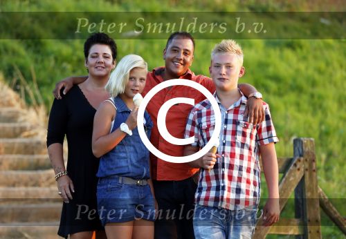 Zaltbommel 25 juli 2012
Mohammed met zijn nieuwe vriendin Patricia en haar kinderen.
Peter Smulders bv