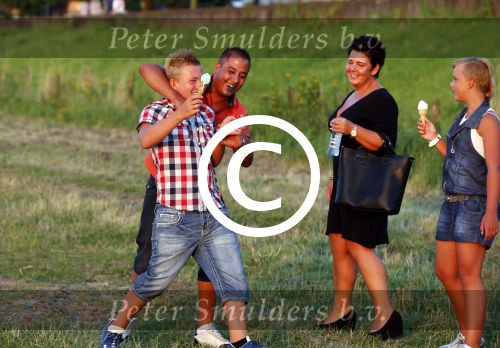 Zaltbommel 25 juli 2012
Mohammed met zijn nieuwe vriendin Patricia en haar kinderen.
Peter Smulders bv