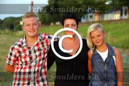 Zaltbommel 25 juli 2012
Mohammed met zijn nieuwe vriendin Patricia en haar kinderen.
Peter Smulders bv