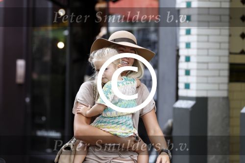 Amsterdam 28 juli 2012
Nikkie Plessen met dochter aan het winkelen.
Peter Smulders bv
