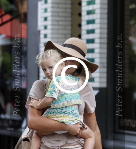 Amsterdam 28 juli 2012
Nikkie Plessen met dochter aan het winkelen.
Peter Smulders bv
