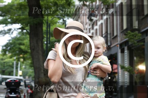 Amsterdam 28 juli 2012
Nikkie Plessen met dochter aan het winkelen.
Peter Smulders bv