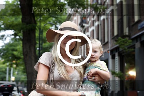 Amsterdam 28 juli 2012
Nikkie Plessen met dochter aan het winkelen.
Peter Smulders bv