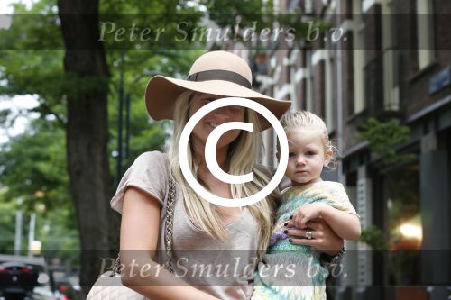Amsterdam 28 juli 2012
Nikkie Plessen met dochter aan het winkelen.
Peter Smulders bv