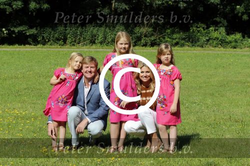 Wassenaar 7 juli 2012
Fotosessie met Prins Willem Alexander prinses Maxima Alexia Ariane en Amalia op landgoed de horsten.
Peter Smulder bv