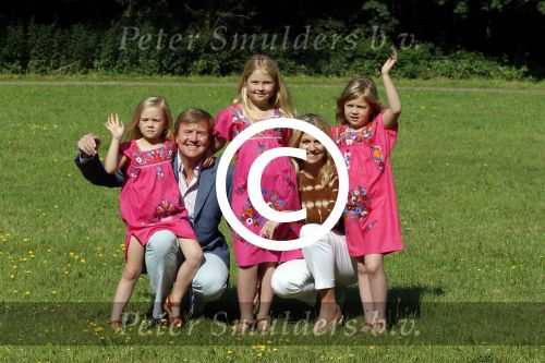 Wassenaar 7 juli 2012
Fotosessie met Prins Willem Alexander prinses Maxima Alexia Ariane en Amalia op landgoed de horsten.
Peter Smulder bv