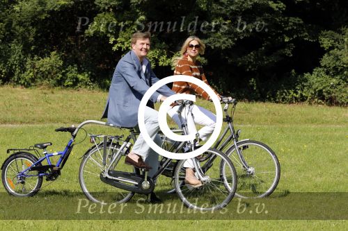 Wassenaar 7 juli 2012
Fotosessie met Prins Willem Alexander prinses Maxima Alexia Ariane en Amalia op landgoed de horsten.
Peter Smulder bv