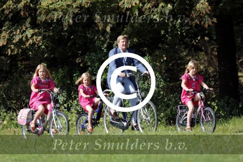 Wassenaar 7 juli 2012
Fotosessie met Prins Willem Alexander prinses Maxima Alexia Ariane en Amalia op landgoed de horsten.
Peter Smulder bv