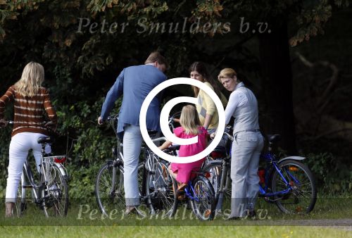 Wassenaar 7 juli 2012
Fotosessie met Prins Willem Alexander prinses Maxima Alexia Ariane en Amalia op landgoed de horsten. aupairs
Peter Smulder bv