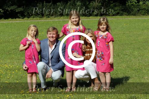 Wassenaar 7 juli 2012
Fotosessie met Prins Willem Alexander prinses Maxima Alexia Ariane en Amalia op landgoed de horsten.
Peter Smulder bv