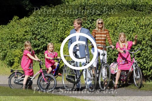 Wassenaar 7 juli 2012
Fotosessie met Prins Willem Alexander prinses Maxima Alexia Ariane en Amalia op landgoed de horsten.
Peter Smulder bv