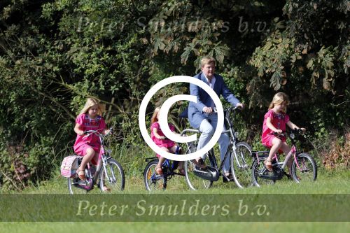 Wassenaar 7 juli 2012
Fotosessie met Prins Willem Alexander prinses Maxima Alexia Ariane en Amalia op landgoed de horsten.
Peter Smulder bv