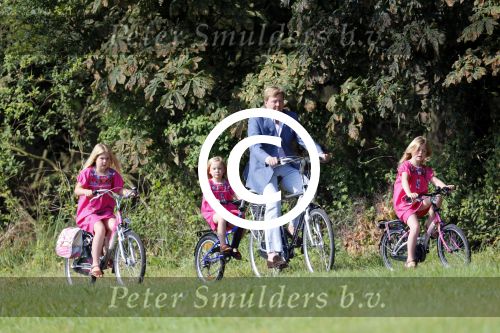 Wassenaar 7 juli 2012
Fotosessie met Prins Willem Alexander prinses Maxima Alexia Ariane en Amalia op landgoed de horsten.
Peter Smulder bv