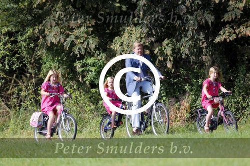 Wassenaar 7 juli 2012
Fotosessie met Prins Willem Alexander prinses Maxima Alexia Ariane en Amalia op landgoed de horsten.
Peter Smulder bv