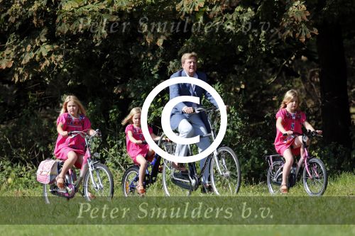 Wassenaar 7 juli 2012
Fotosessie met Prins Willem Alexander prinses Maxima Alexia Ariane en Amalia op landgoed de horsten.
Peter Smulder bv