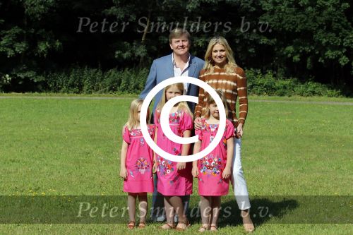 Wassenaar 7 juli 2012
Fotosessie met Prins Willem Alexander prinses Maxima Alexia Ariane en Amalia op landgoed de horsten.
Peter Smulder bv