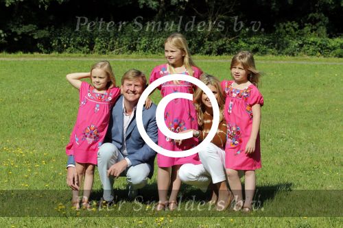 Wassenaar 7 juli 2012
Fotosessie met Prins Willem Alexander prinses Maxima Alexia Ariane en Amalia op landgoed de horsten.
Peter Smulder bv